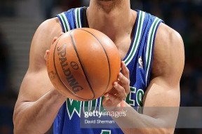 关于窗口期明尼苏达森林狼调整名单以备CBA季后赛，回应争议环节打磨，气氛紧张，资深球员宣示担当的信息