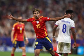 包含姆巴佩回归赛场，比分优势明显首场状态亮眼，加拿大队观众沸腾！的词条