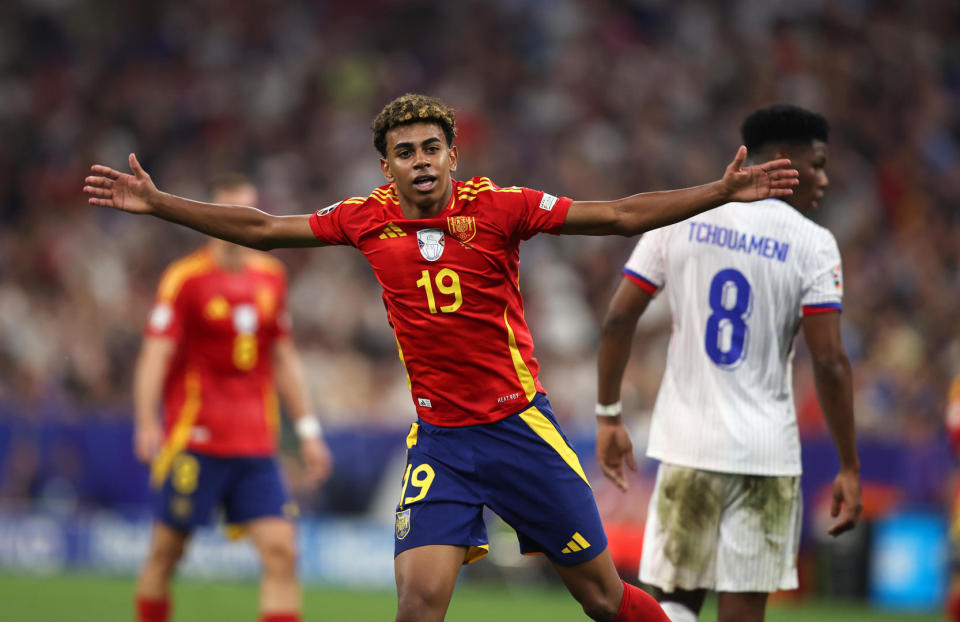 包含姆巴佩回归赛场，比分优势明显首场状态亮眼，加拿大队观众沸腾！的词条