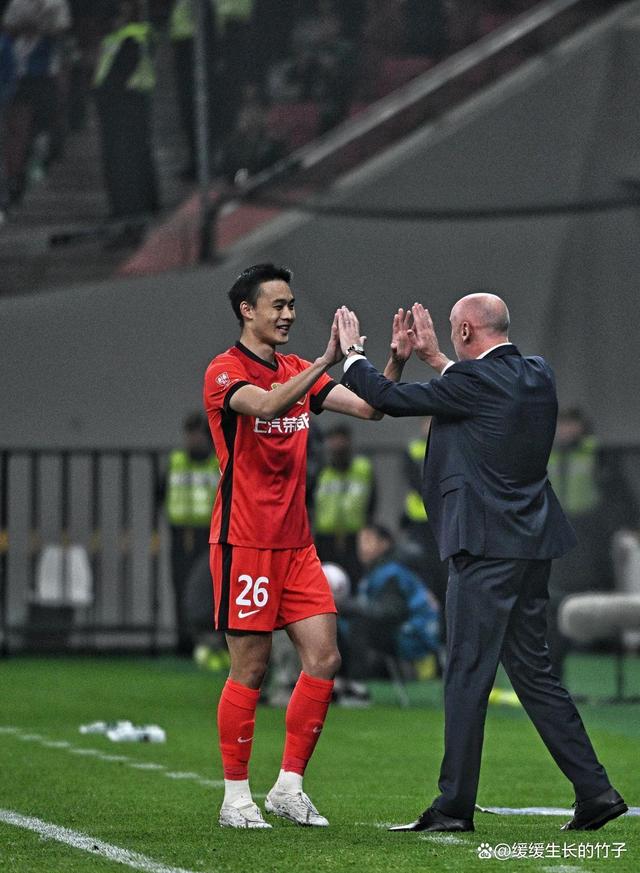 关于赛后意甲焦点战；上海海港防线松动；悬念犹存；心理建设被强调的信息