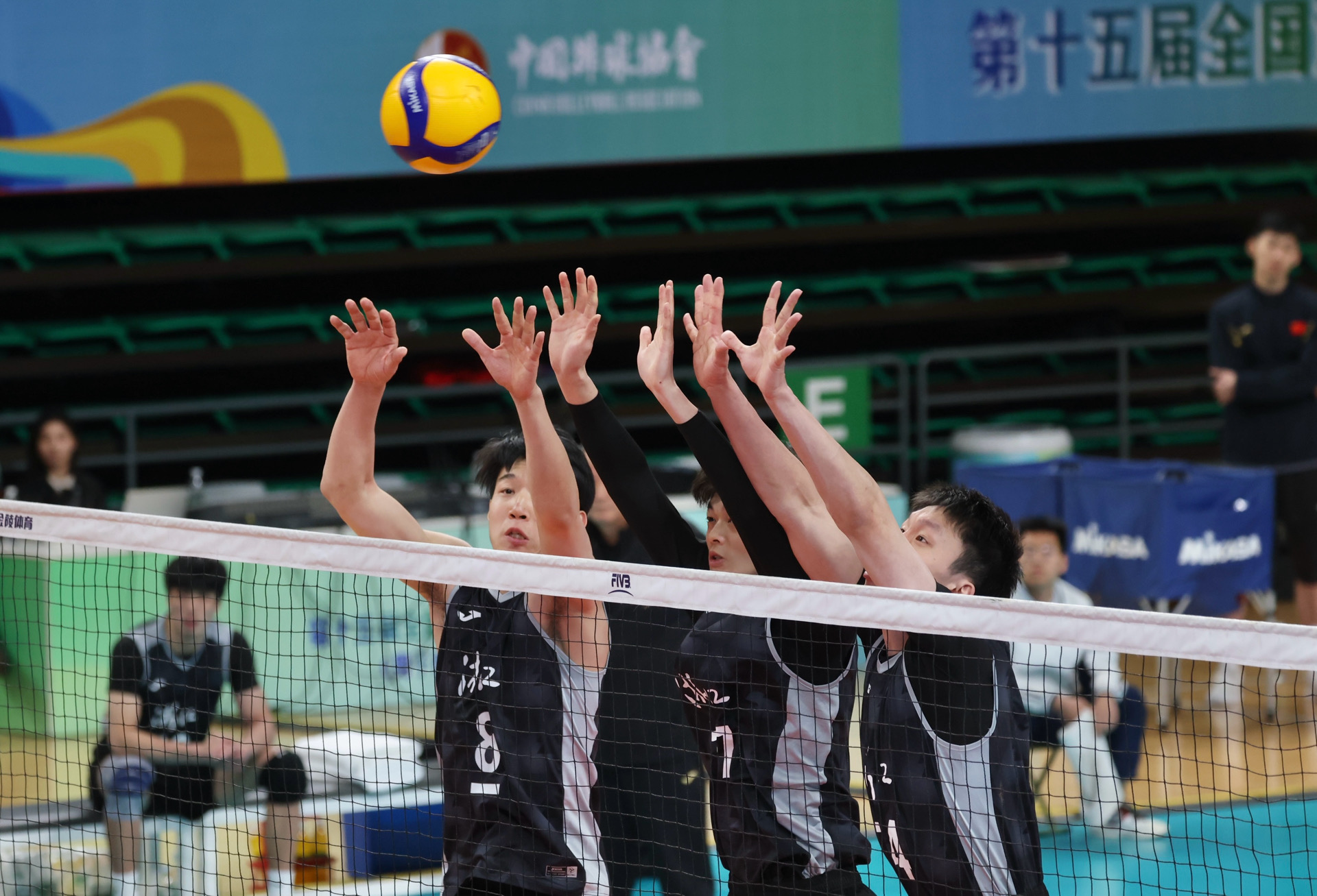 浙江队发布备战花絮，赛前防线松动，CBA季后赛任务艰巨，更衣室氛围转暖的简单介绍