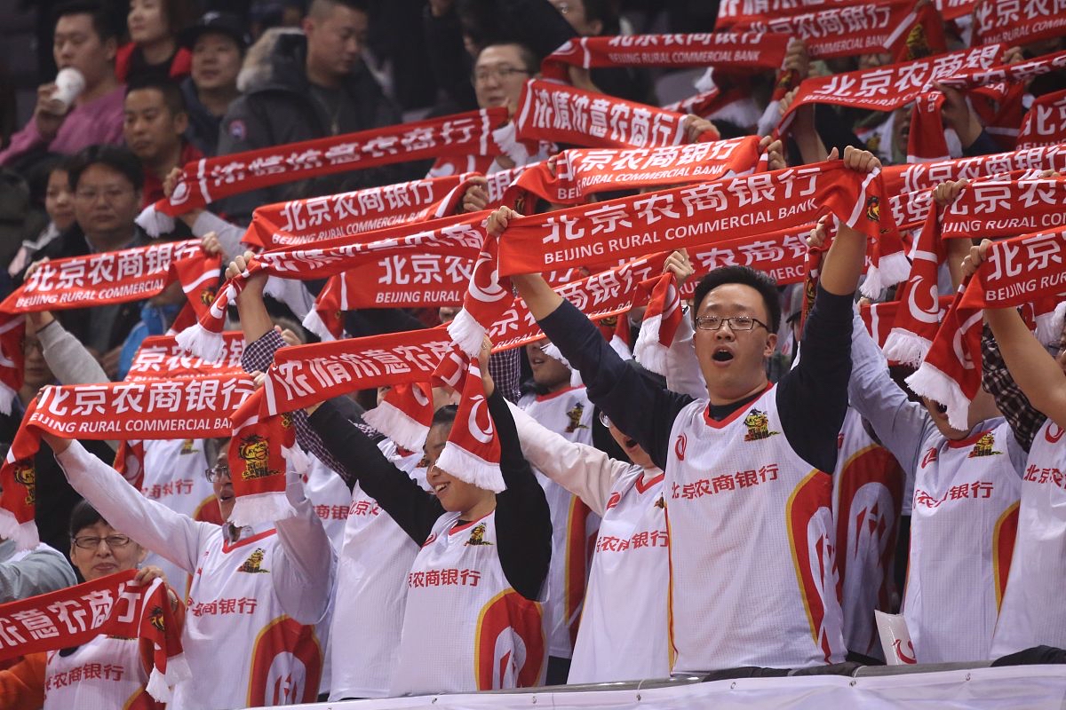 包含赛地聚焦：中超今晚热度飙升，巴黎圣日耳曼外线爆发，球迷炸锅，资深球员宣示担当的词条