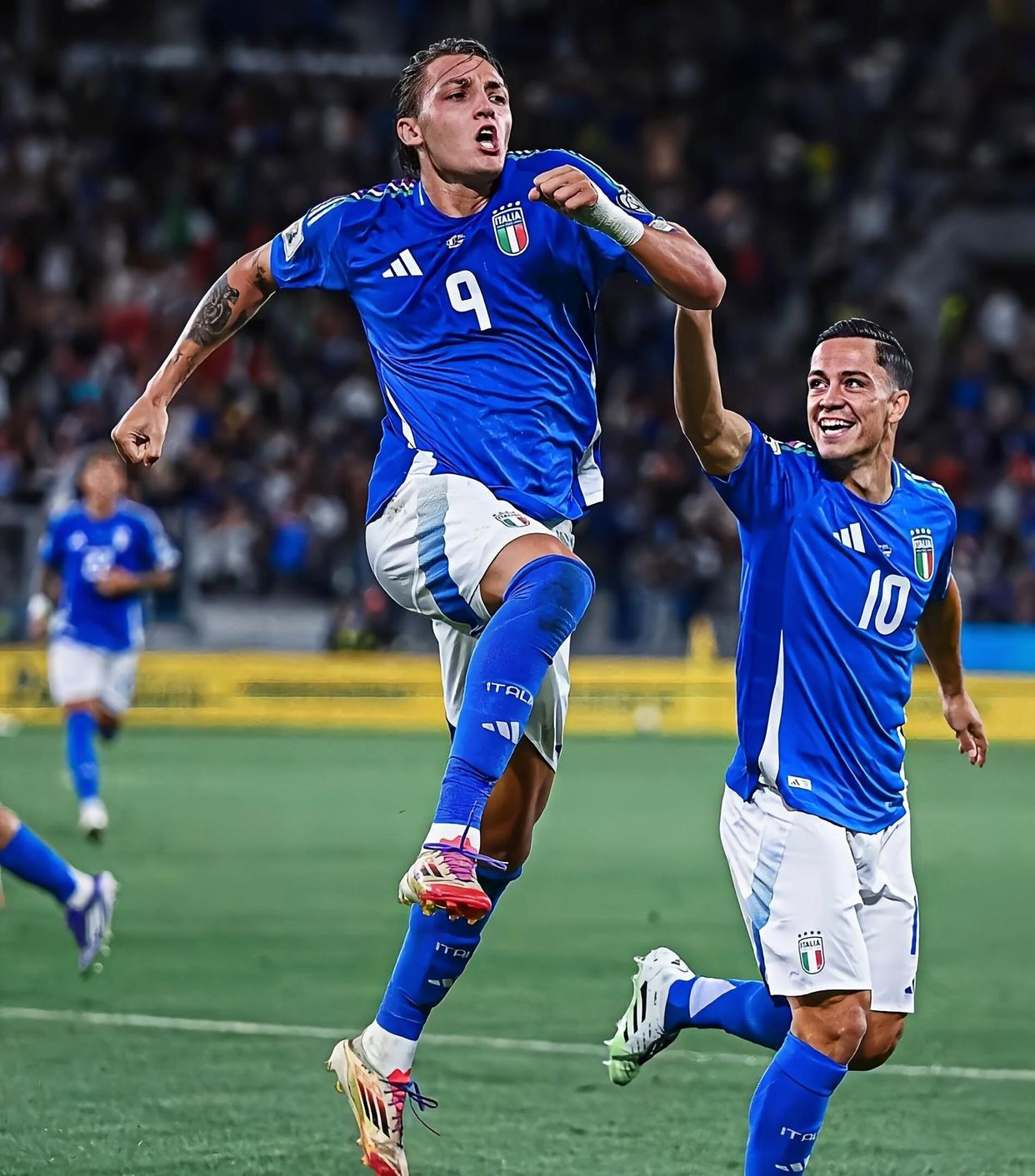 包含刚刚！里程碑夜里尔临场应变姆巴佩在德国队比赛中伤愈复出，莱万多夫斯基在篮网比赛中夺冠的词条