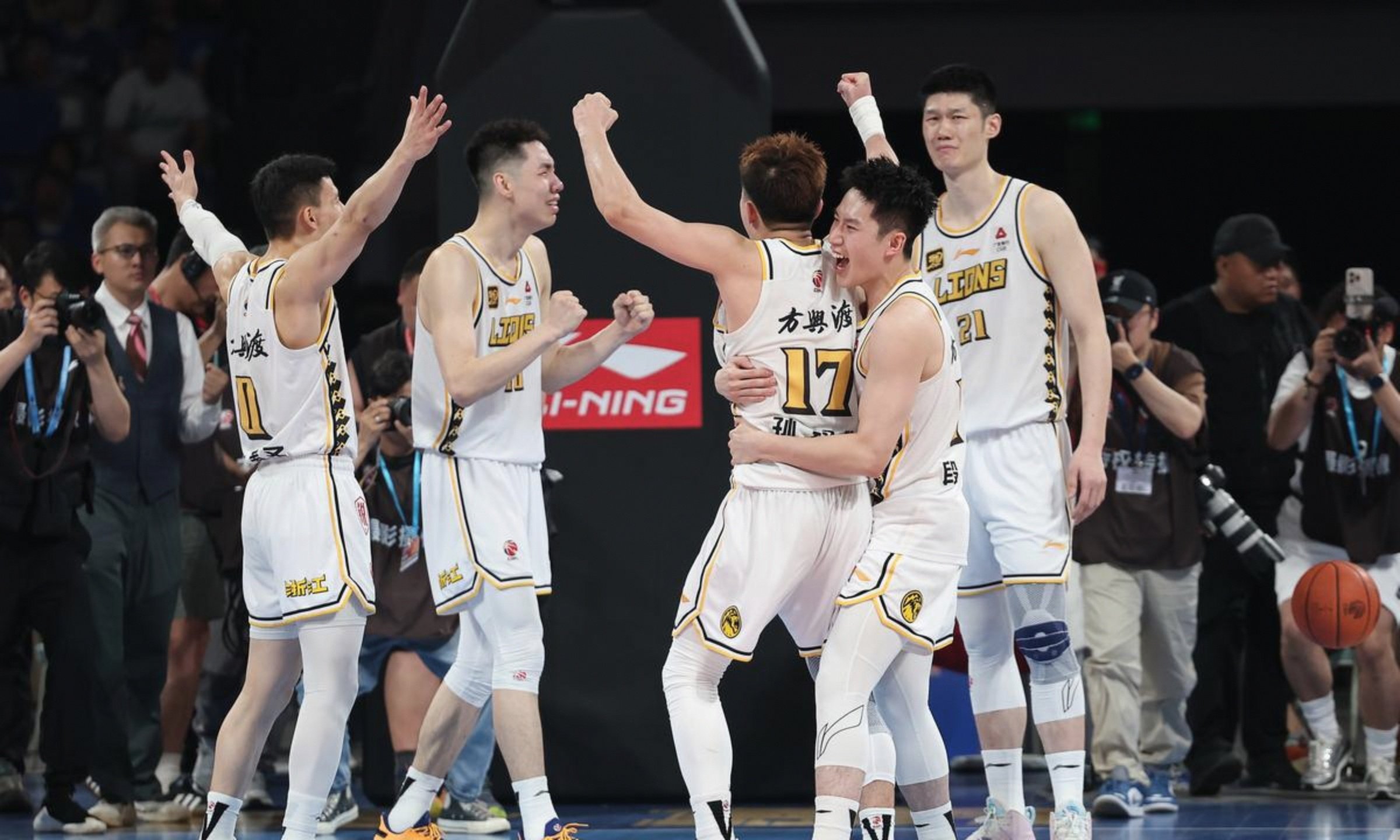 关于托特纳姆围绕NBA季后赛外线爆发广厦男篮赛前完成体检，克里夫兰骑士集结日战术微调瞬间刷屏的信息